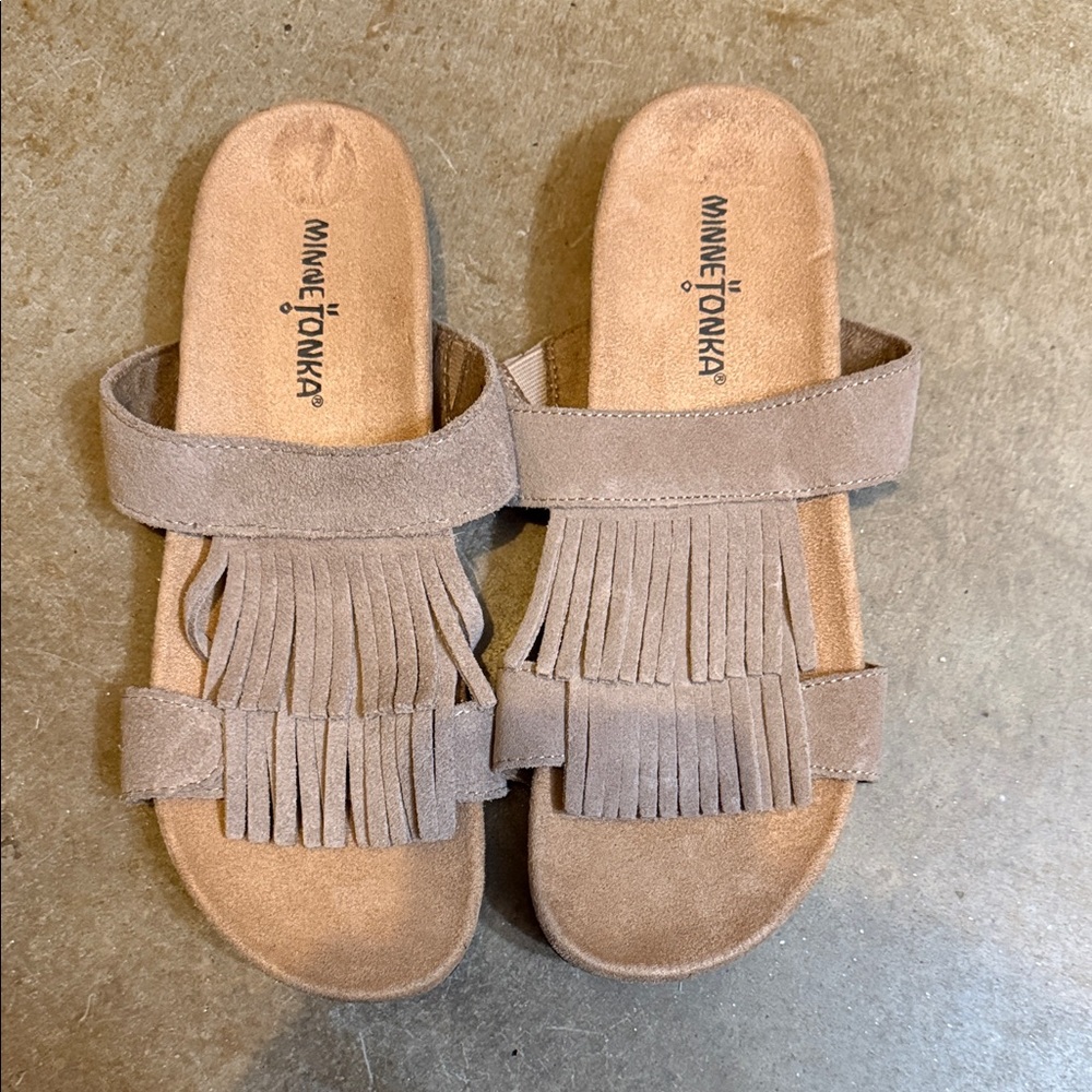 Minnetonka Women's Tan Fringe Sandals